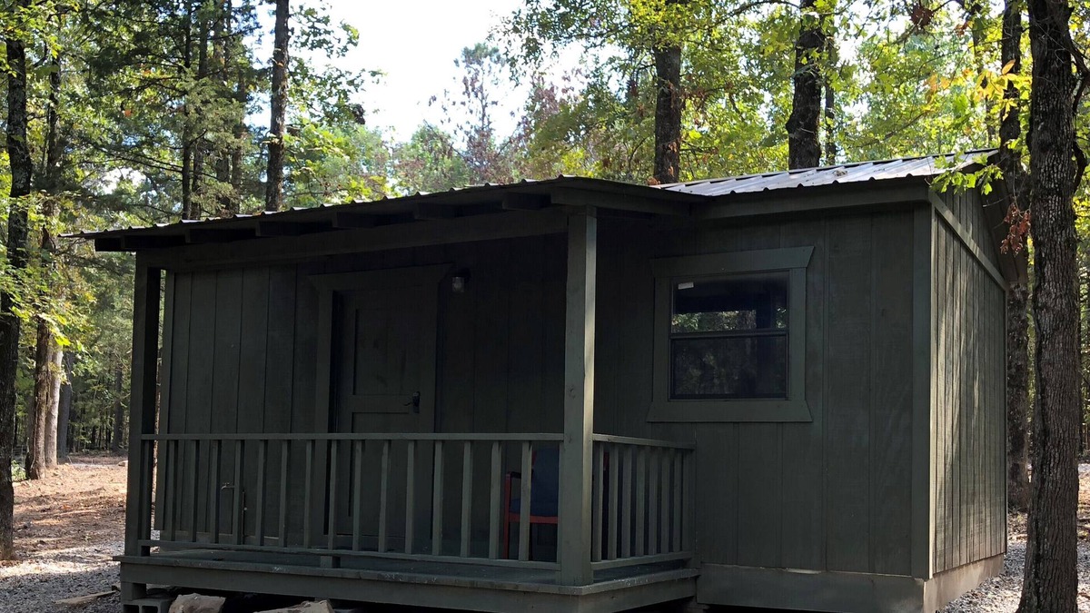 Morrilton House | Cabin 1: The honeymoon cabin