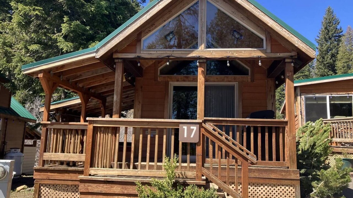 Ashland House | Cabin #17 at Hyatt Lake Resort