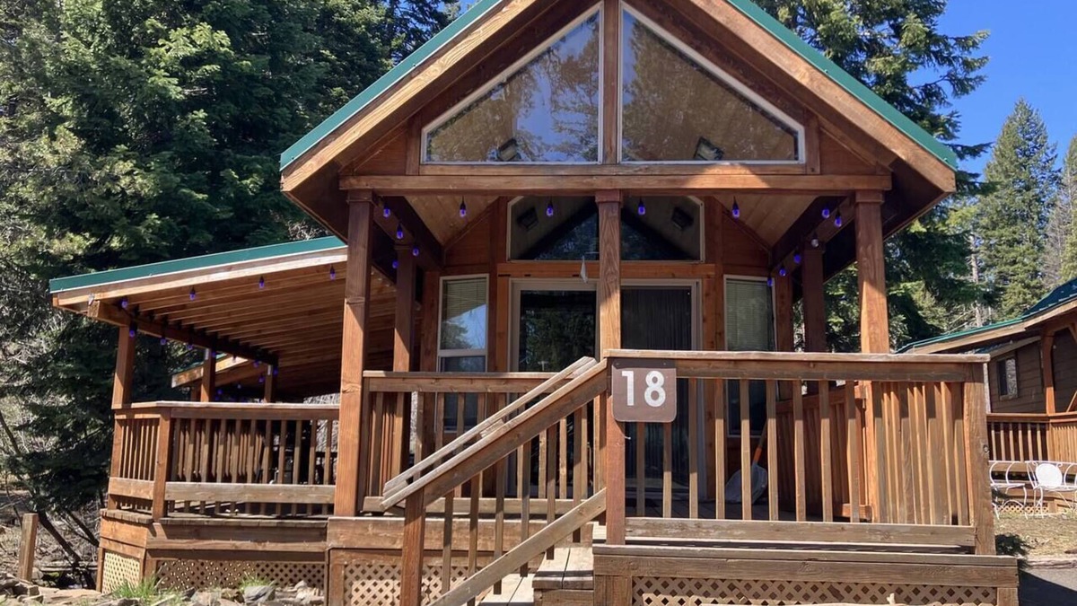 Ashland House | Cabin #18 at Hyatt Lake Resort