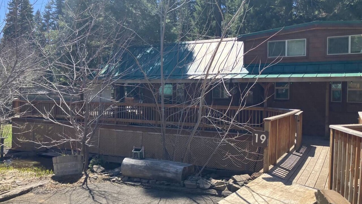 Ashland House | Cabin #19 at Hyatt Lake Resort