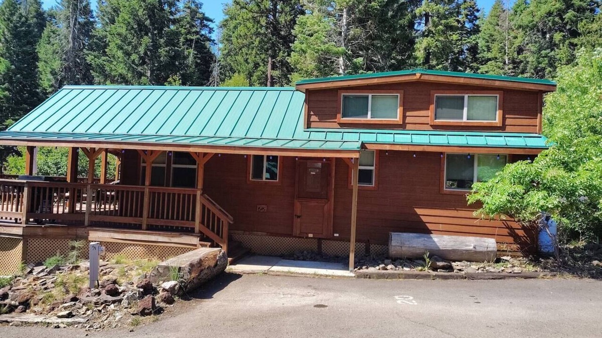 Ashland House | Cabin #20 at Hyatt Lake Resort