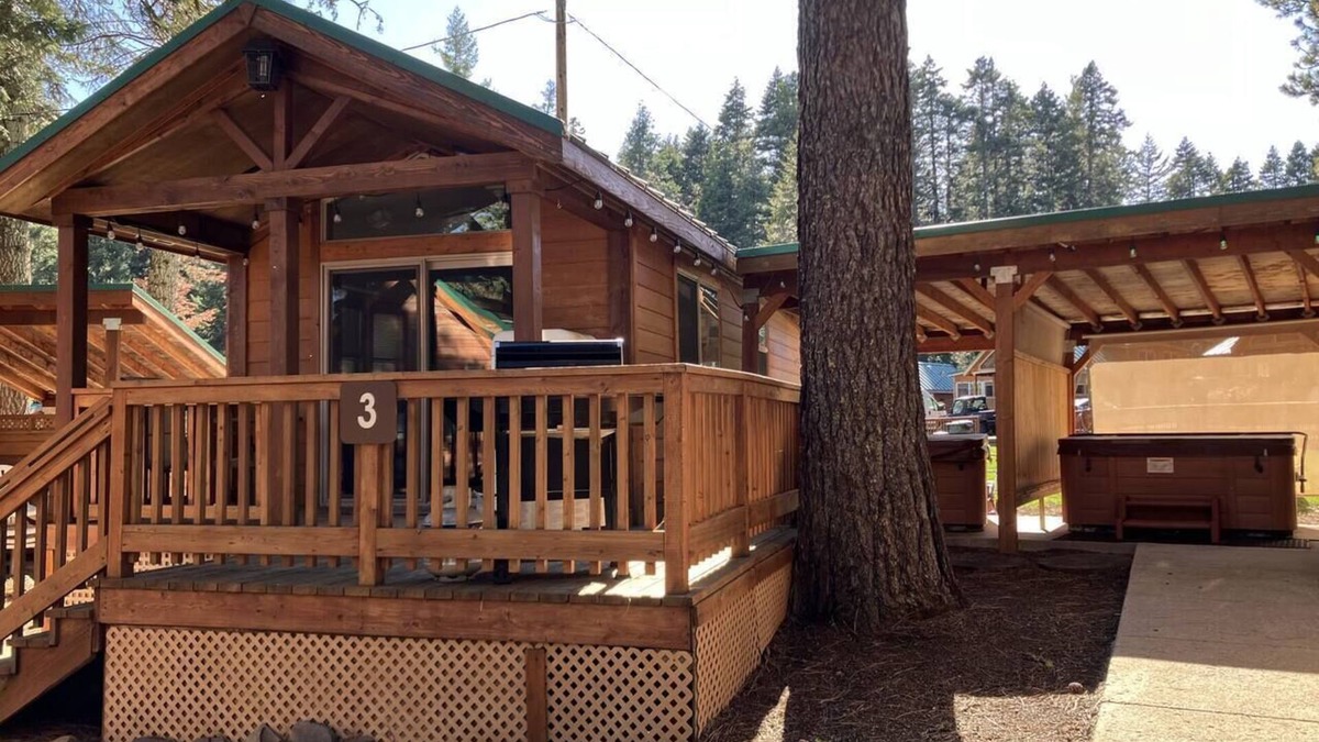 Ashland House | Cabin #3 at Hyatt Lake Resort