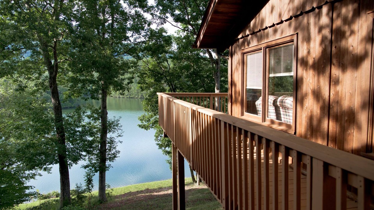 Huddleston Cabin | Cabin#3 Smith Mtn Lake. Views/Waterfront/Pet Free/No wake cove/Dock
