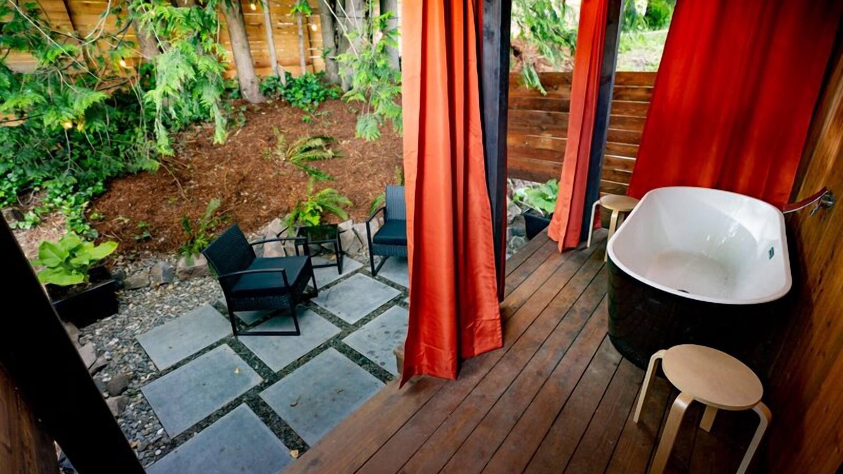 Stevenson Hotel | CABIN 4 WITH OUTDOOR SOAKING TUB