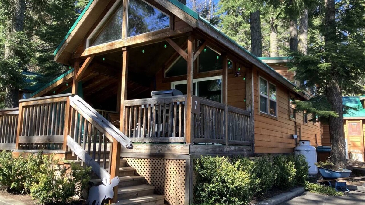 Ashland House | Cabin #7 at Hyatt Lake Resort