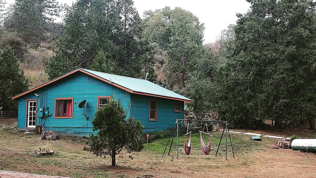 Pinehurst House | Cabin 8 miles from Kings Canyon entrance gate.