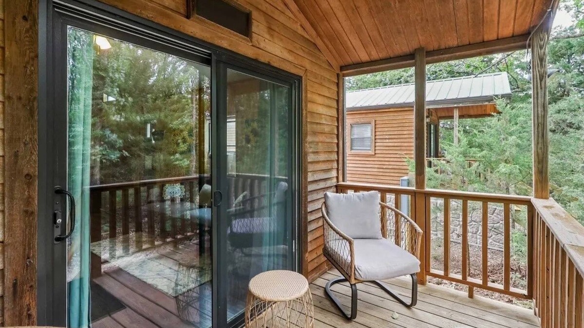 Neal Cabin | Cabin 9 ~ Toronto Lake: Fishing, Swimming & More! 1 Bedroom Cabin by RedAwning