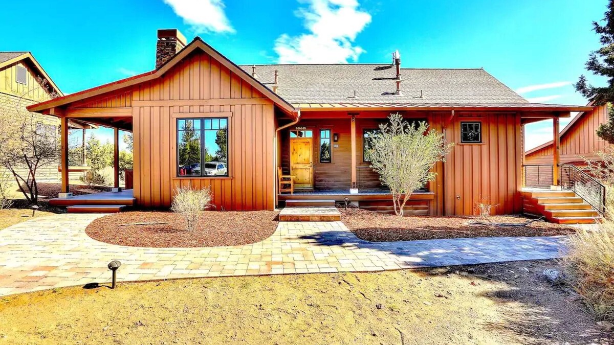 Powell Butte Cabin | Cabin at Brasada Ranch Resort/2 Master BD/2.5Ba w/golf course Views & Hot Tub