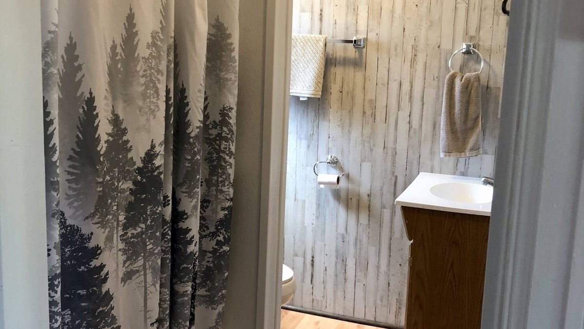 Hot Springs Cabin | Cabin by lake, pet friendly, quiet