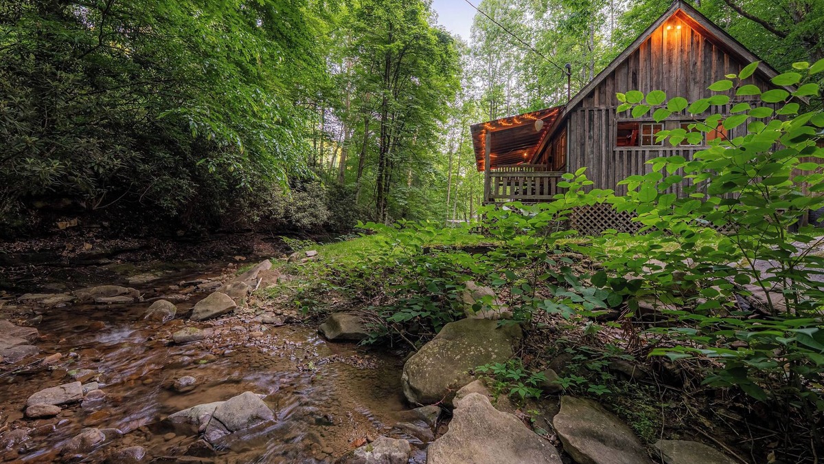 Ansted Cabin | Cabin by The Creek Located Minutes From New River Gorge National Park