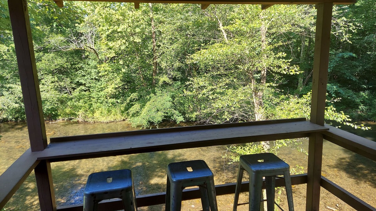 Deerfoot Park Estates Cabin | Cabin Creek Front minutes from Gatlinburg