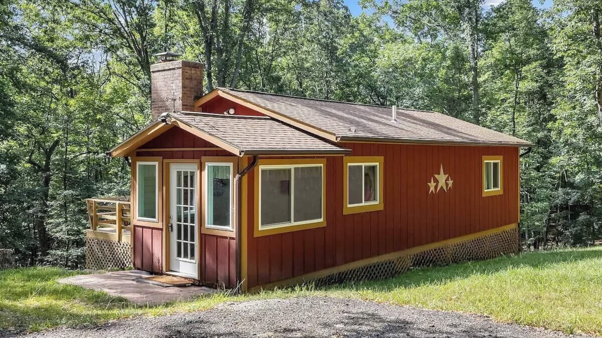 Bergton Ski Chalet | Cabin: Hot Tub, Firepit, Grill, Wifi, Dog-Friendly
