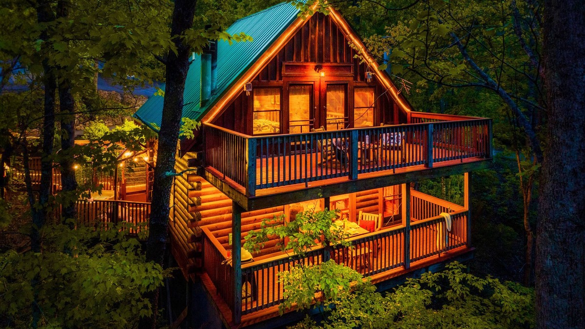 Gatlinburg - Pigeon Forge Cabin | Cabin in a gated resort with HOT TUB, RESORT POOL, BBQ GRILL, WOOD FIREPLACE