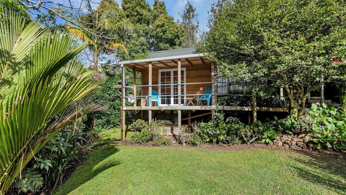 Kensington House | Cabin in Bush Setting, Central Whangārei + Netflix