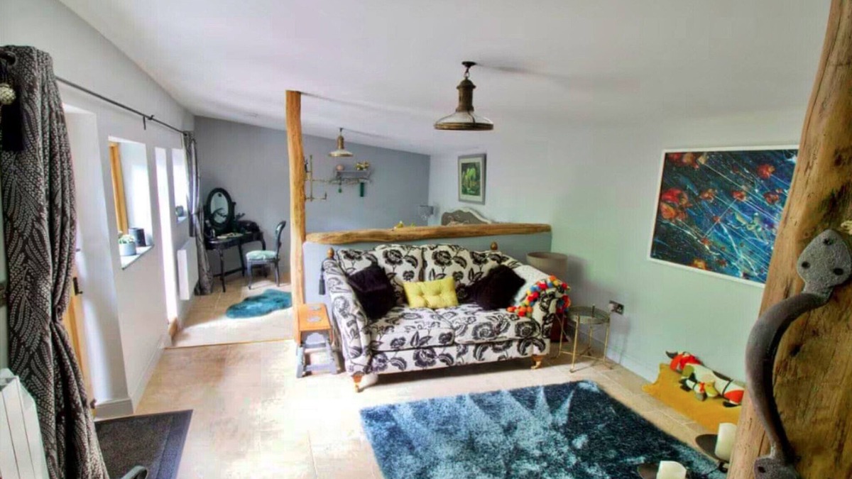 Romsey House | Cabin in New Forest with Private Woodland