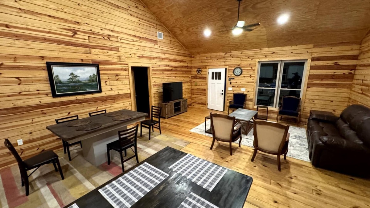 Waelder Cabin | Cabin in the Rural Forest!