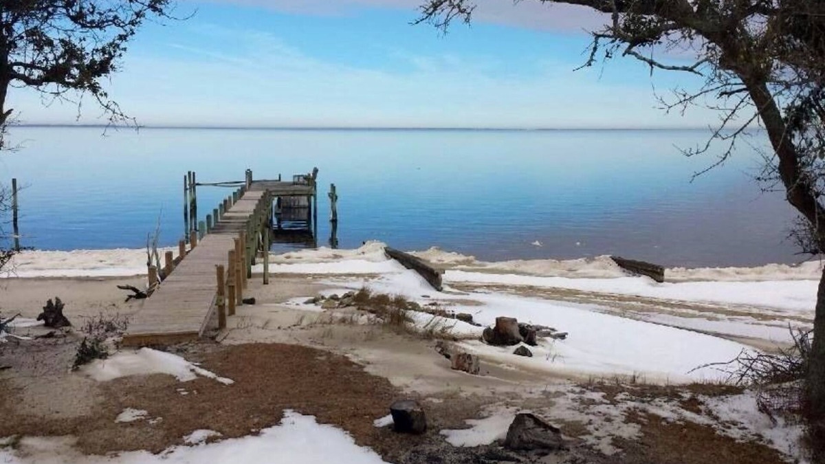 Manns Harbor Cabin | Cabin in the woods on the water hidden away at the beach