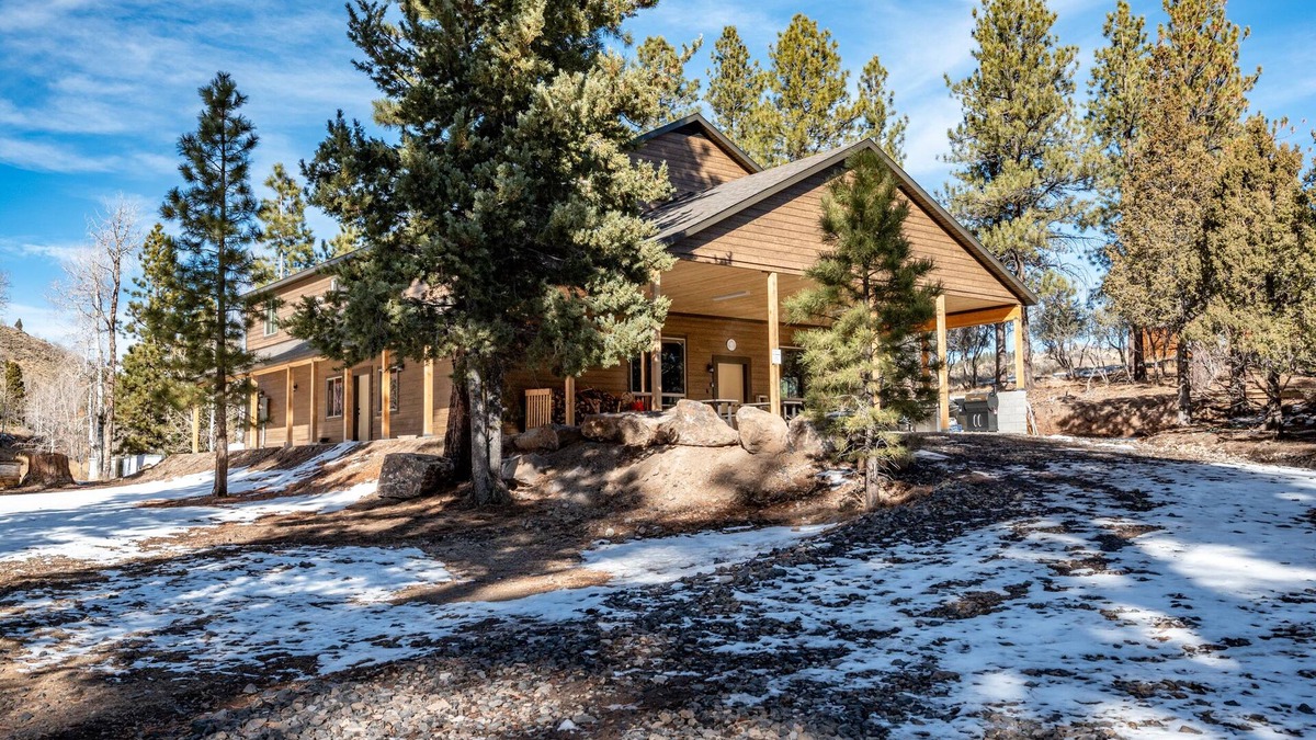 Mammoth Creek Cabin | Cabin Lodge at Panguitch Lake Sleeps 18, wifi, good roads, year round access
