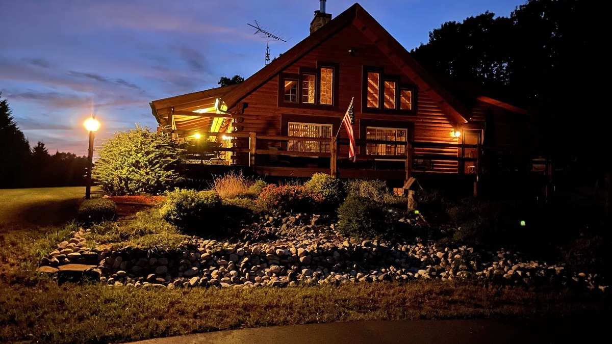 Mauston Cabin | Cabin-n-the Woods.The Finest in Log Cabin Lodging.
