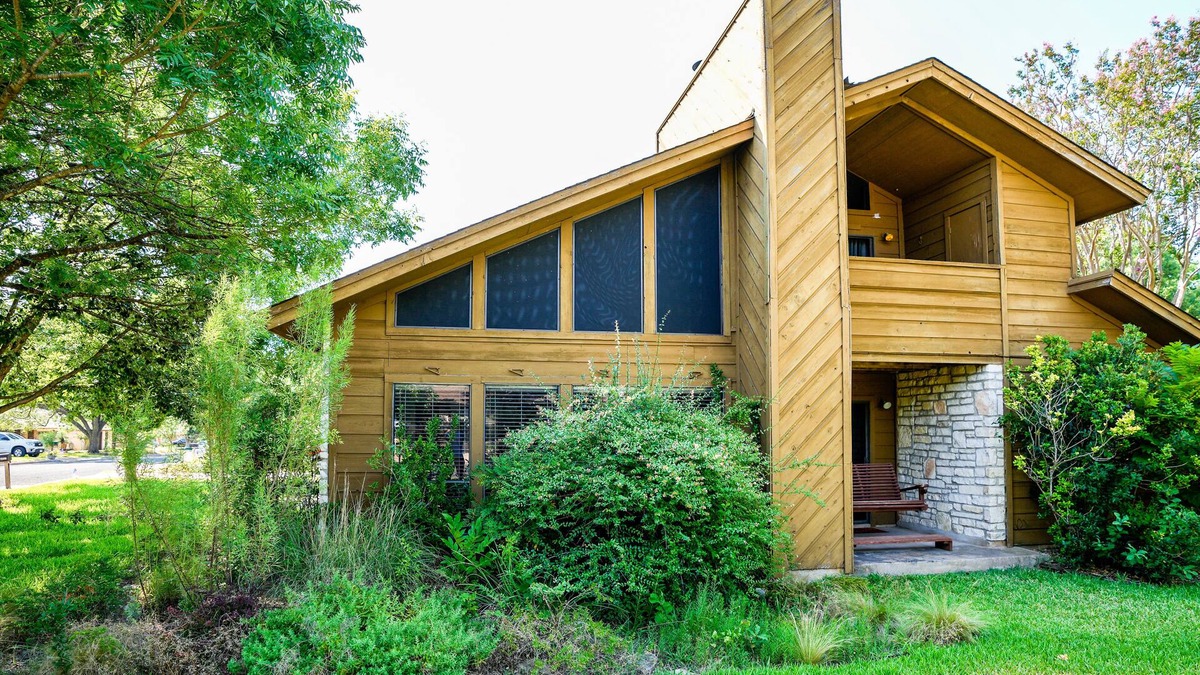 Travis Country House | Cabin near Creek in Friendly Neighborhood- Great for family or business travel!