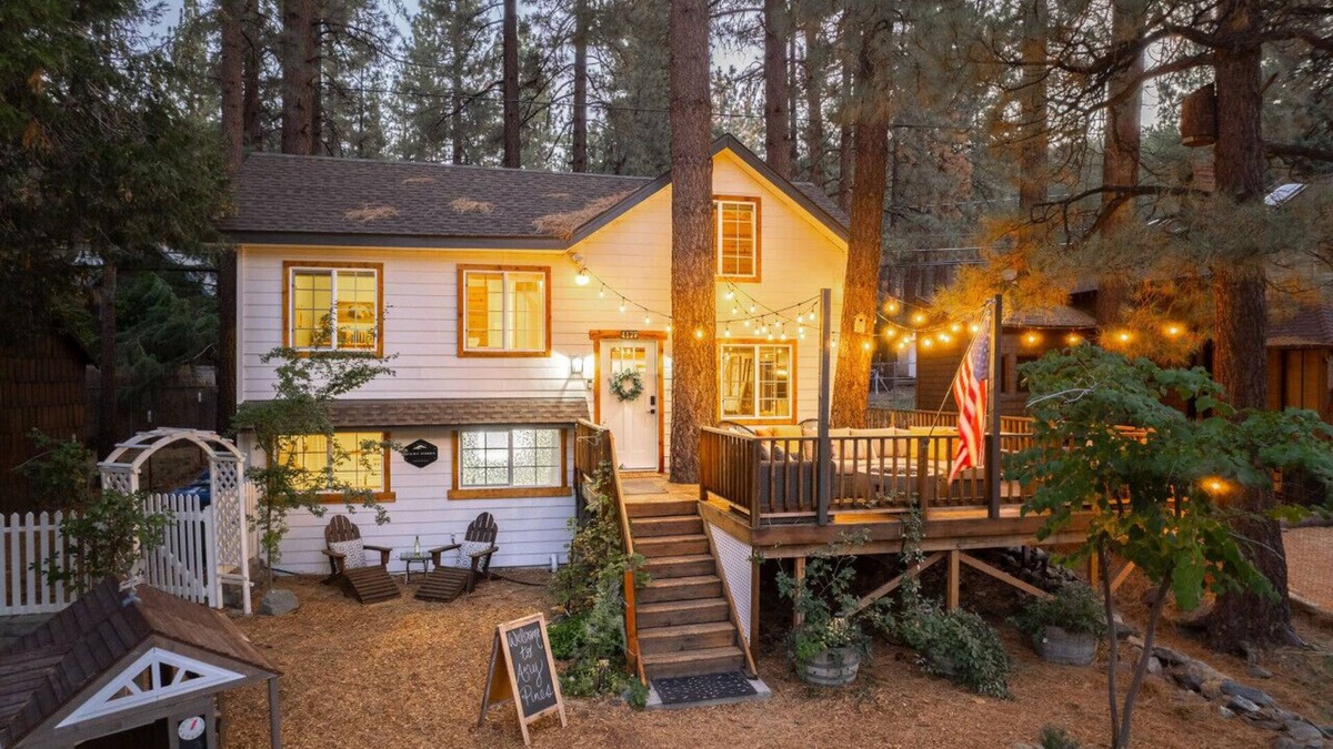 Wrightwood Cabin | Cabin Near Ski Resort, EV Charge, Kid/Pet Friendly, Fire Pit, Playhouse