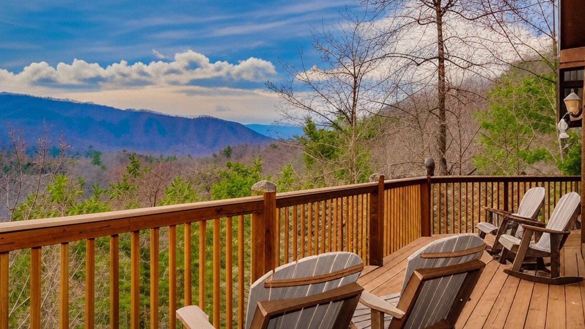 Wears Valley Cabin | Cabin Of Many Colors, Hot Tub, Mtn Views, Cozy Cabin Retreat in the Smokies!