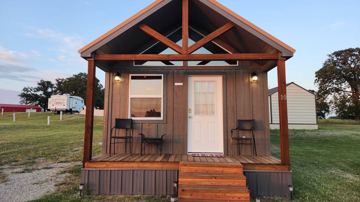 Payne County Cabin | Cabin of Western Skies: loft, Wi-Fi , and tiny home living-close to OSU