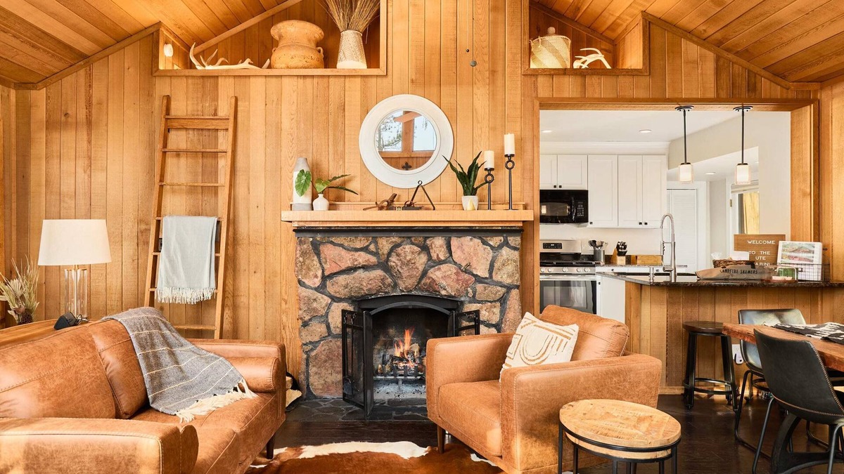 Cascade-Chipita Park Cabin | Cabin on Pikes Peak w Hot Tub, Fireplace, 235Mbps!