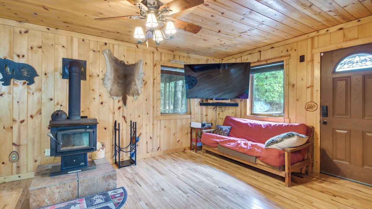 Blue Eye Cabin | Cabin on Table Rock Lake w/Hot Tub & Fire Pit!