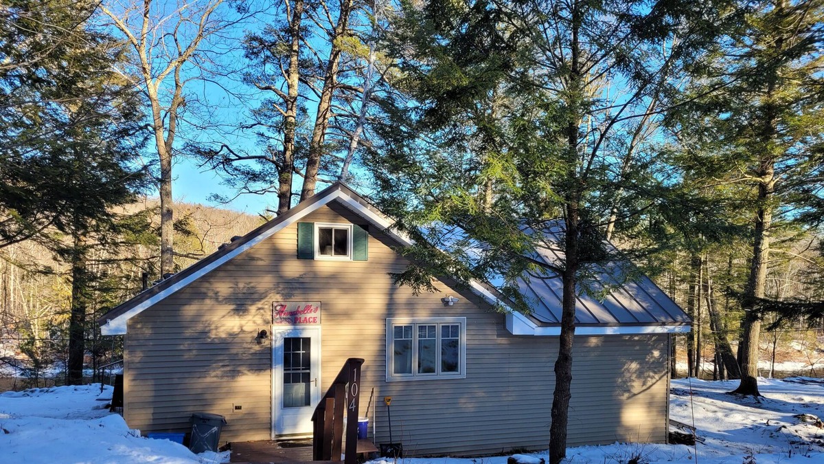 Kingfield House | Cabin on the Carrabassett River - 15 mins to Sugarloaf Mountain!