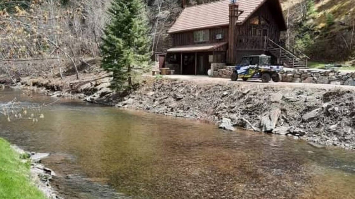 Rapid City Cabin | Cabin on the Creek w/Hot tub