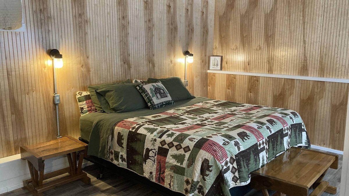 Eagle River Cottage | Cabin on the Eagle River Chain! Boat dock slip! Kayaks! Firewood for bonfires!