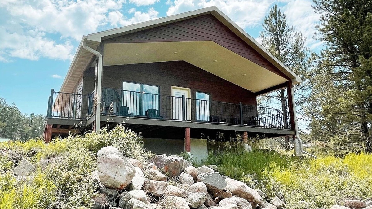 Custer House | Cabin on the Rocks | 2 Bed, 1.5 Bath