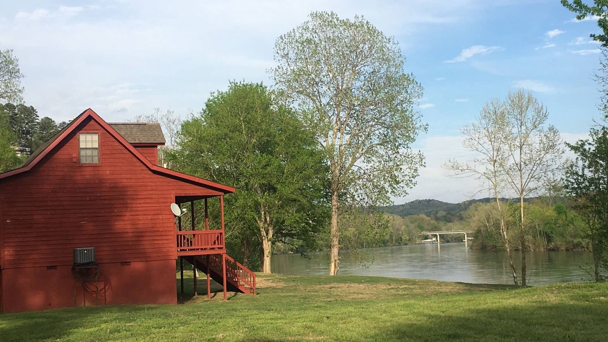 Calico Rock Cabin | Cabin on the White River. Famous for clean, cold water and record size trout!