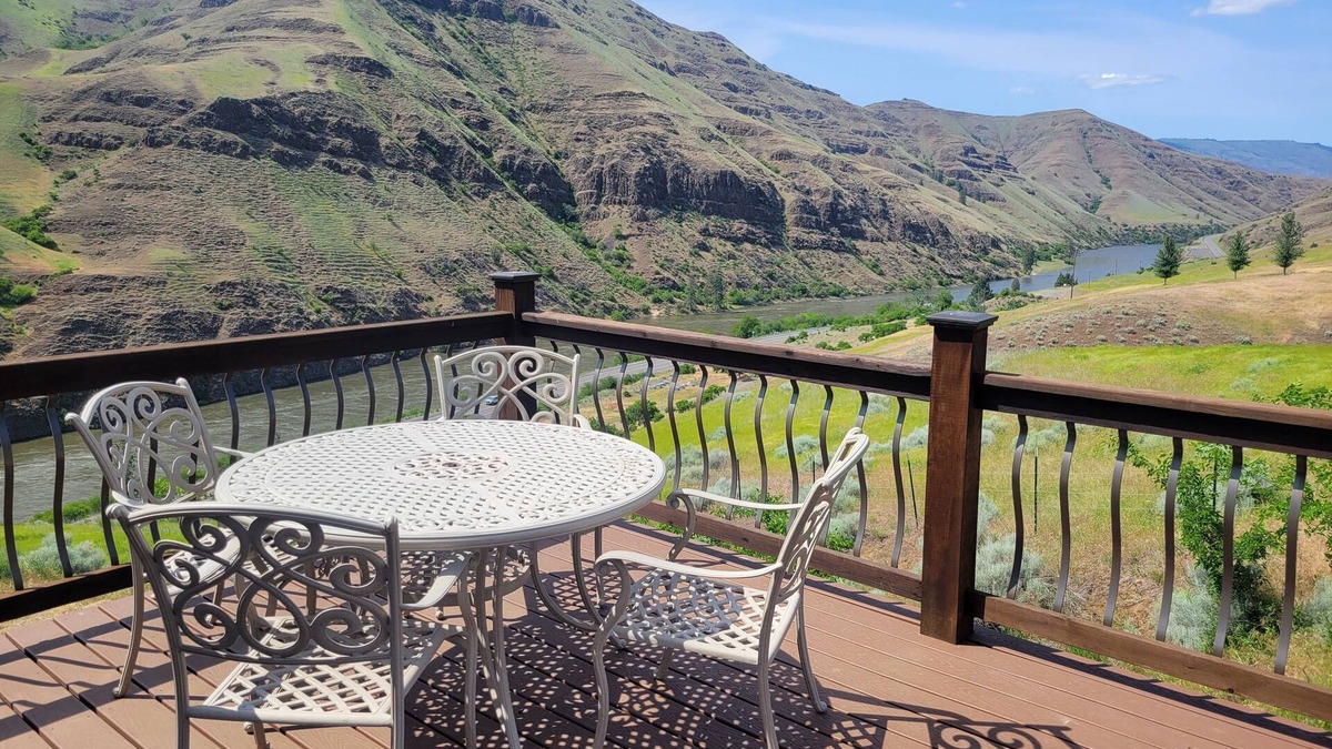 White Bird Cabin | Cabin overlooking Salmon River south of White Bird - Family friendly + Starlink!