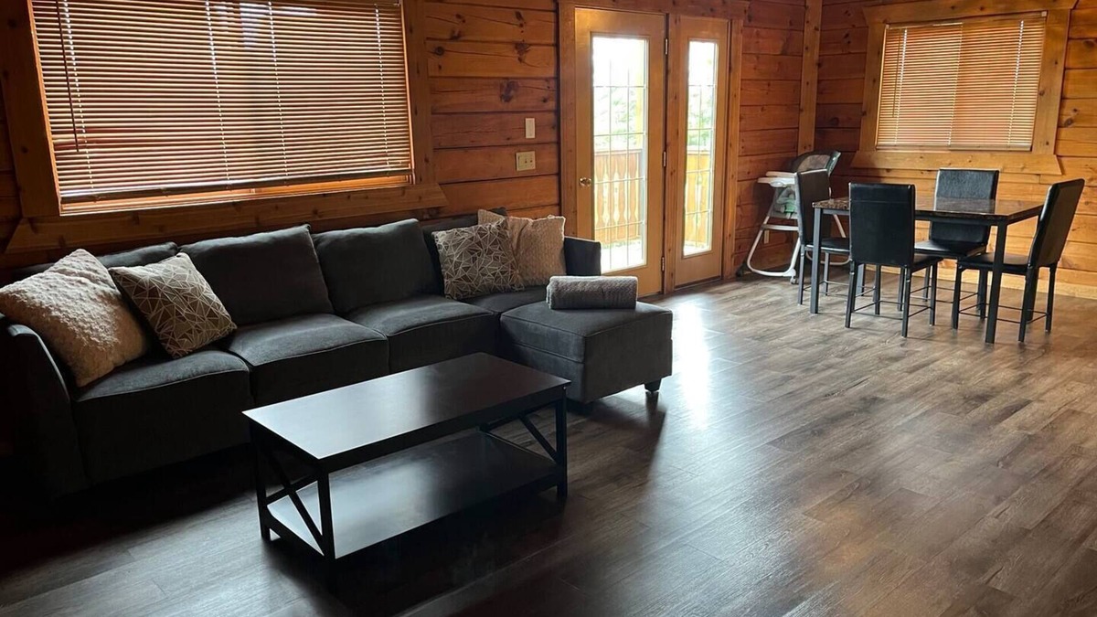 Warrens Condo | Cabin Retreat near Three Bearsnn