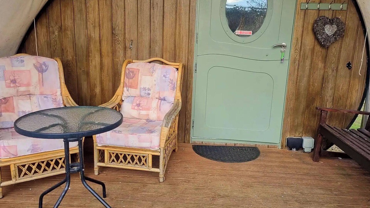 Winterbourne Stoke Cabin | Cabin - Sleeps 2 - Parking - Stonehenge Close