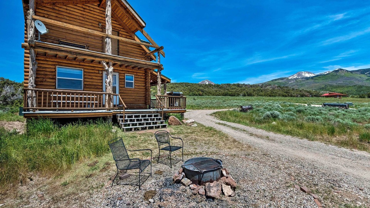 Spanish Valley Cabin | Cabin w/Fire Pit, Views & BBQ: 18 Mi to Moab!