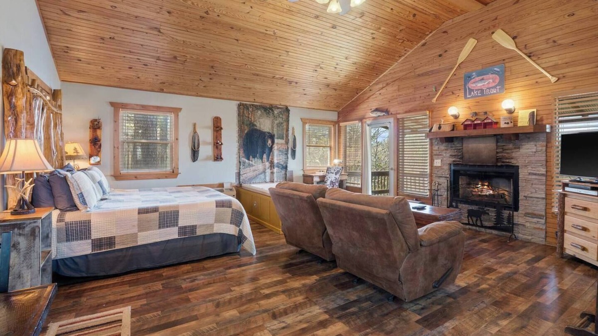 Eureka Springs House | Cabin w/King Bed, Jacuzzi + View