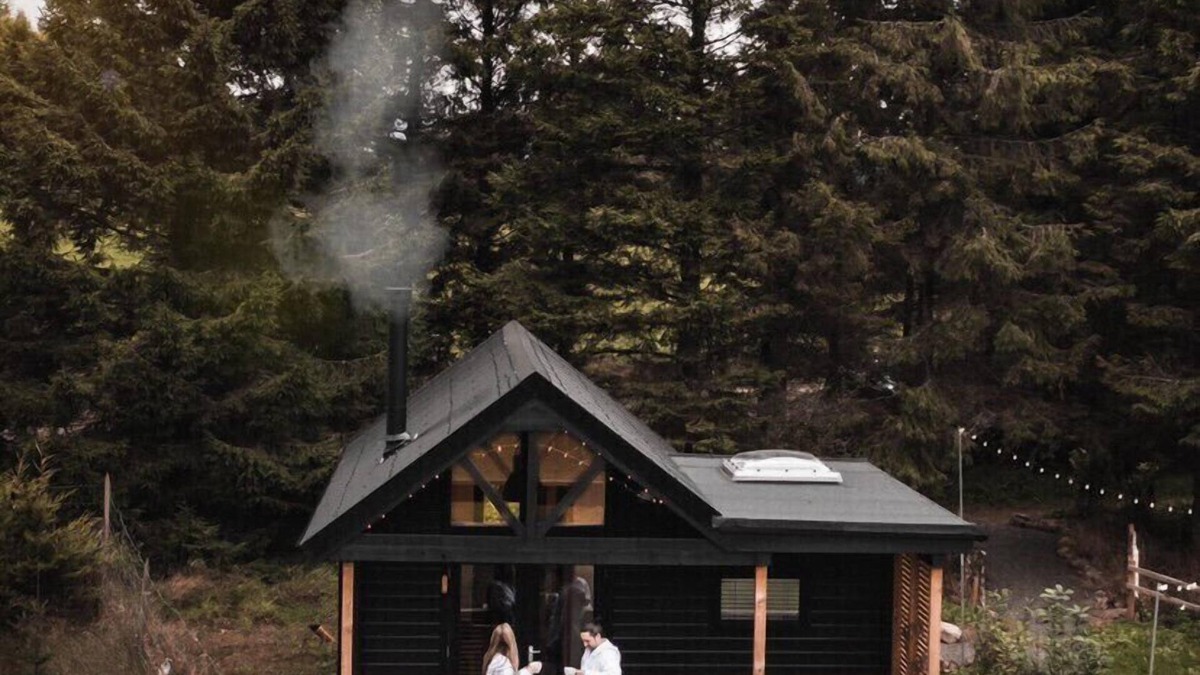 Balfron Cabin | Cabin, with deck and outside bath in woodlands