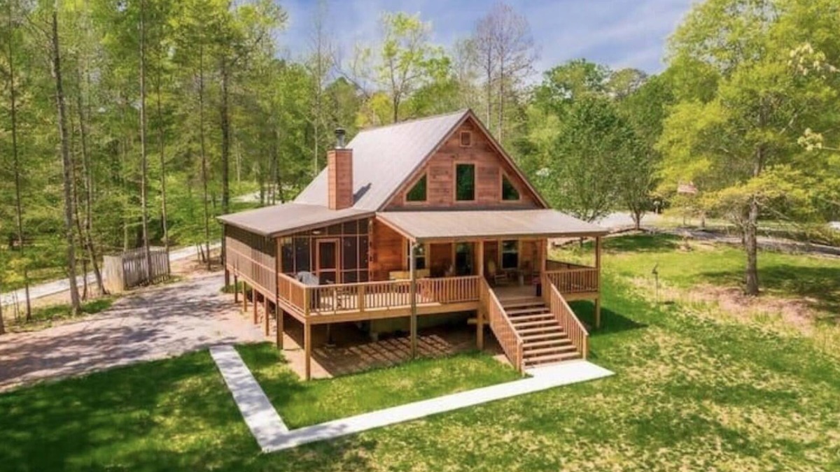 Chickamauga Lake Cabin | Cabin with dock, Huge screen-in porch, Great FAM getaway, HS WiFi, Pet Friendly