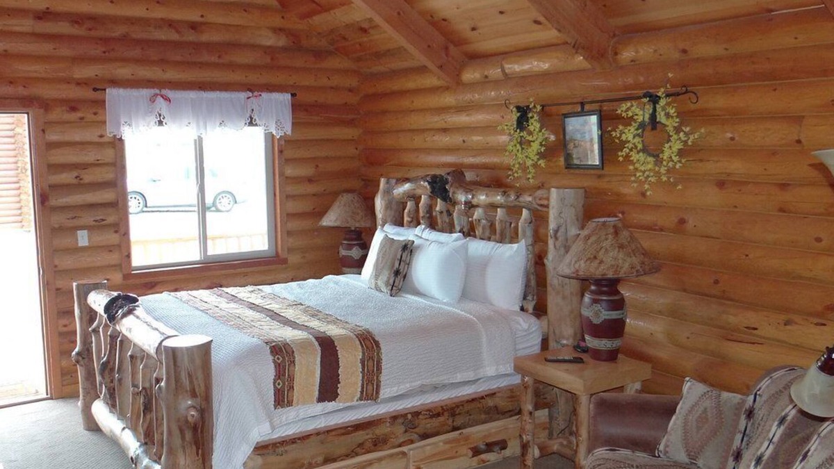 Tropic Cabin | Cabin with King Bed at Bryce Canyon Log Cabins