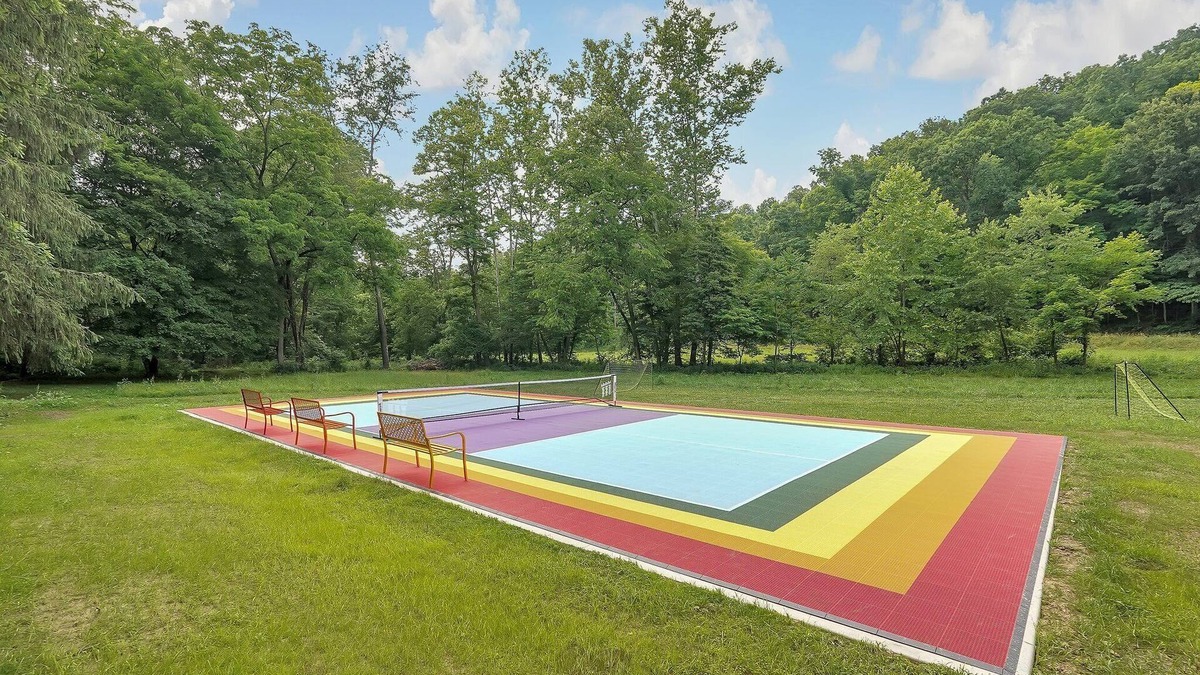 South Bloomingville Cabin | Cabin with private pickleball court and tons of FUN, caves close!