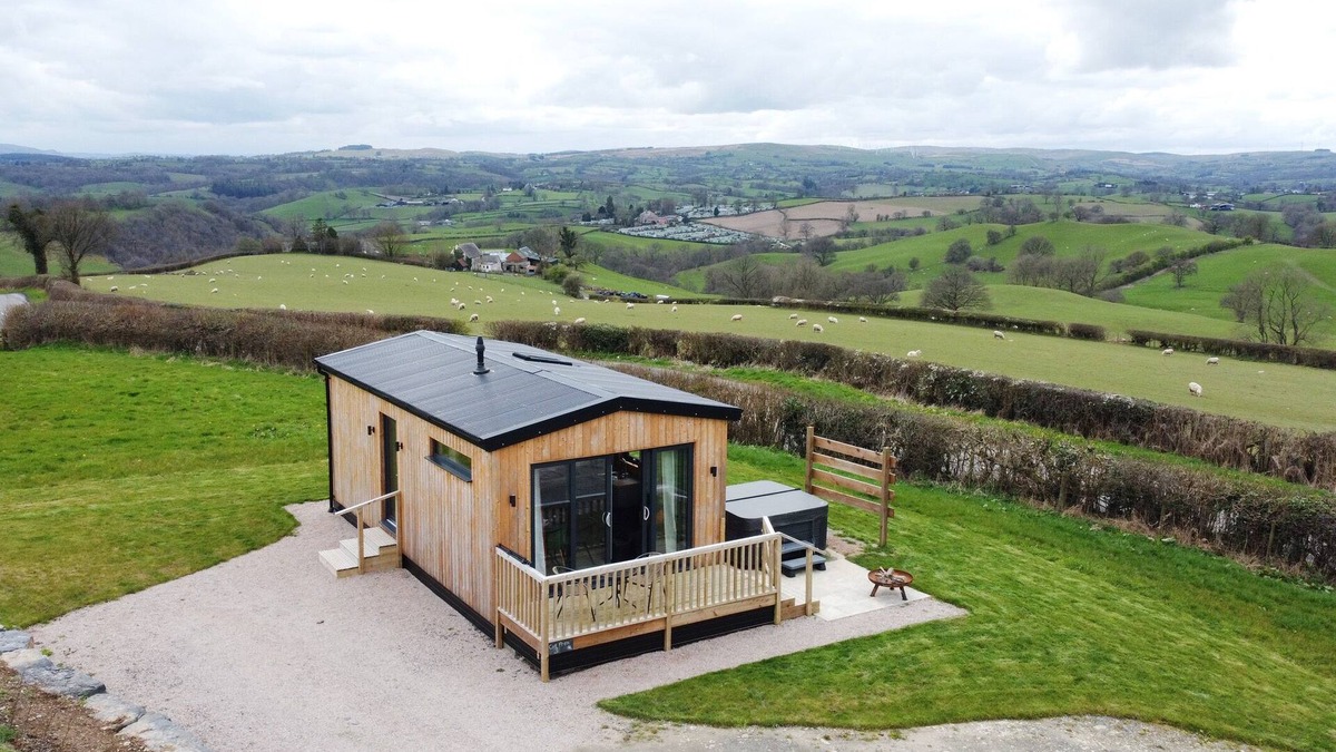 Llanfair Caereinion Cottage | CAE BEDW, pet friendly, with hot tub in Llanfair Caereinion