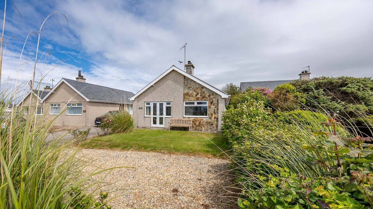 Edern Cottage | Cae-Calch | Three Bedroom Bungalow in Seaside Village Morfa Nefyn