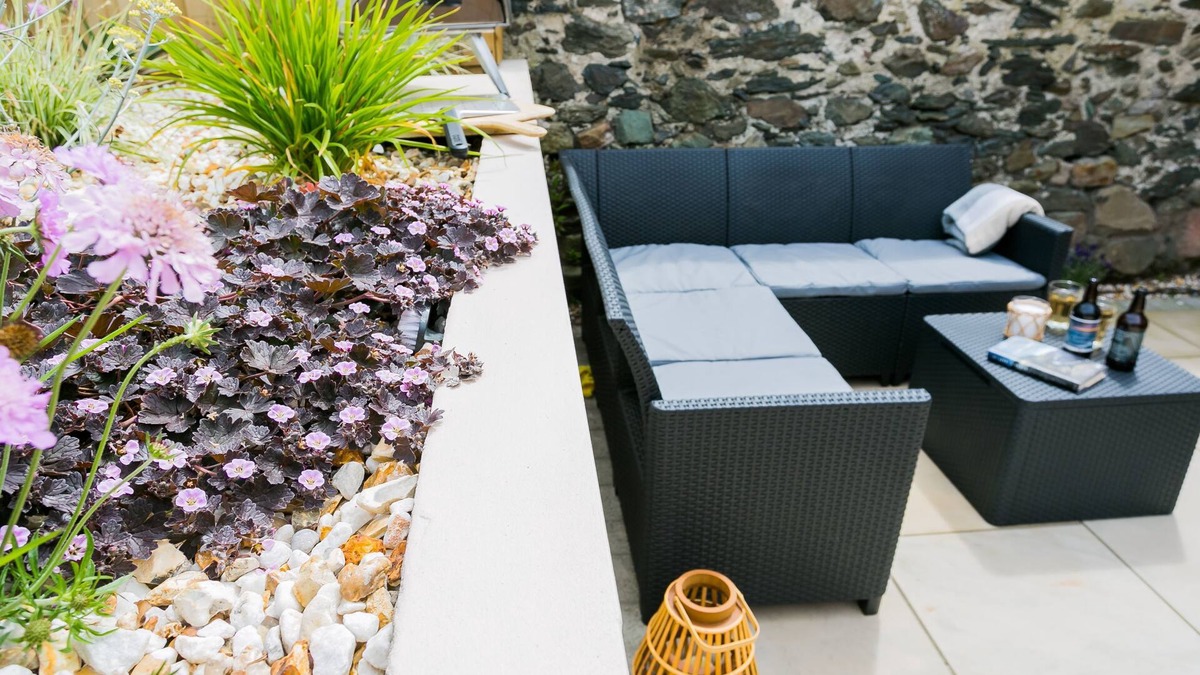 Newborough Cottage | Cae Coch - a dog that sleeps 6 guests in 3 bedrooms