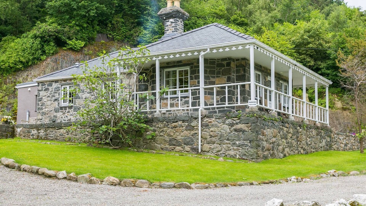 Llanfairfechan Cottage | Cae Mab Dafydd - a cosy fire that sleeps 3 guests in 2 bedrooms