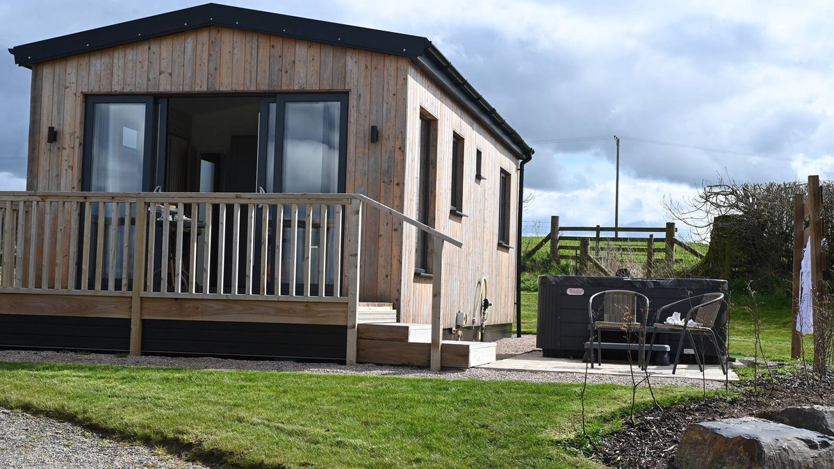 Llanfair Caereinion Cottage | CAE PREN, romantic, with hot tub in Llanfair Caereinion