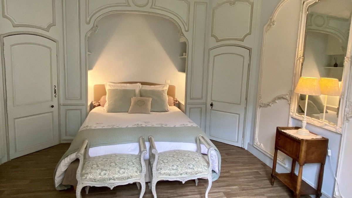 Quartier du chateau Apartment | Caen old town center, secure parking! Charming cottage with terrace & Garden.