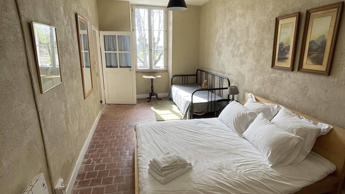 Nevers Apartment | Cafe Velo Nevers - comfortable Loire-side room